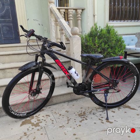 BİMX markalı dağ tipli velosiped. Qara rəngli gövdəyə qırmızı