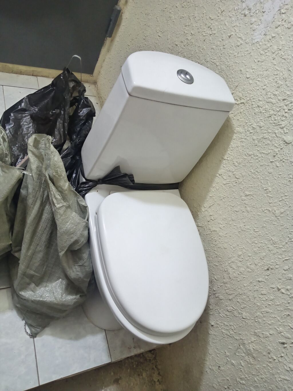 Ağ rəngli unitaz satılır. Komplekt şəkildədir: unitaz gövdəsi, su çəni — Santexnika, Bakı (4)
