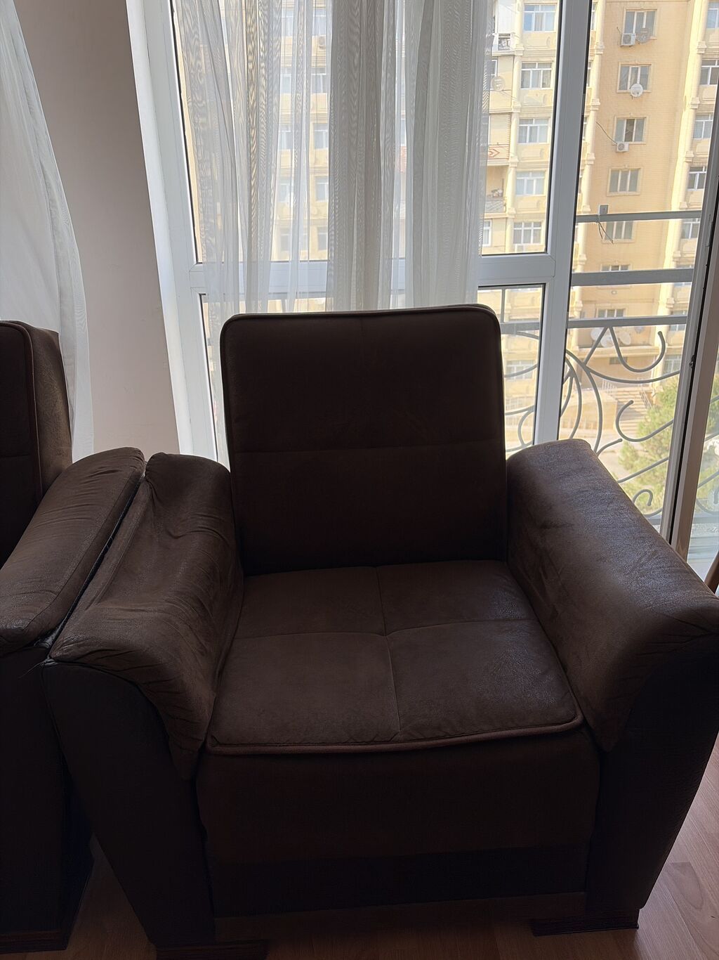 Qəhvəyi rəngdə 2 ədəd yumşaq kreslo dəsti. Kreslolar geniş oturacaq — Mebel, Bakı (2)