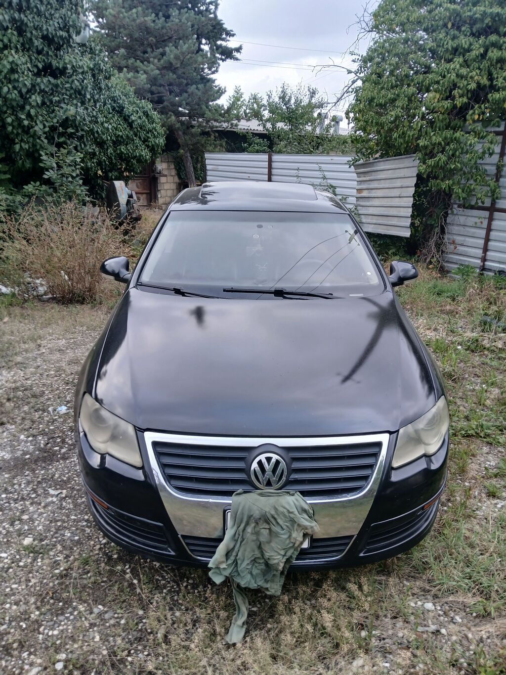 Volkswagen Passat sedan. Avtomobilin salonu qara rəngdədir və ön — Avto, Qusar (4)