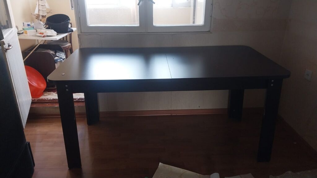 Qara rəngli, düzbucaqlı formalı yemək masası. Sadə və səliqəli dizayna — Masalar, Bakı