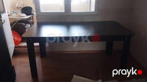 Qara rəngli, düzbucaqlı formalı yemək masası. Sadə və səliqəli dizayna