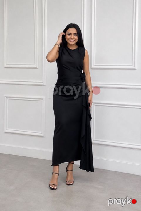 Qara rəngli zərif uzun qadın libası. Model qolsuz dizayna malikdir və