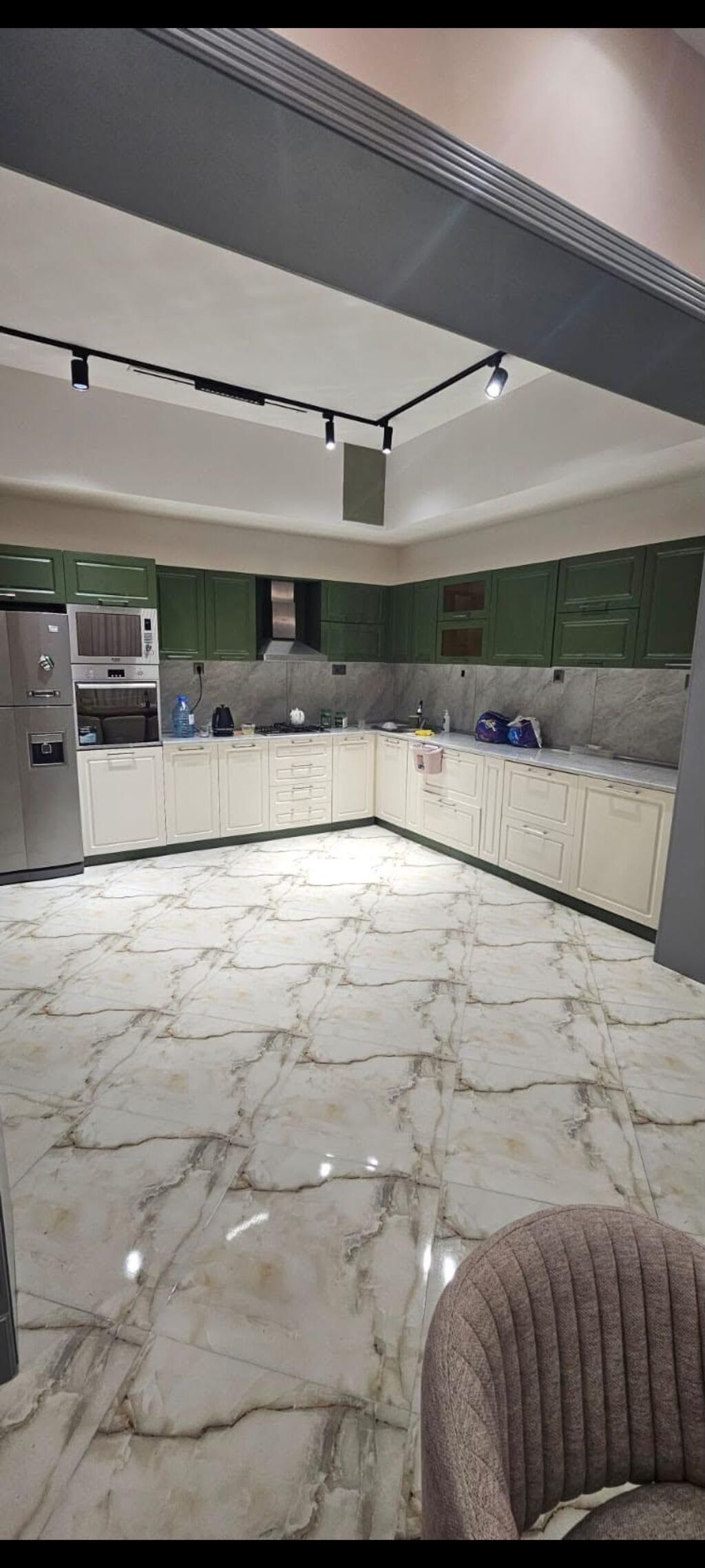 Mətbəx mebeli təcili 1200azn satılır. Ölçü 4×4 təzədi, üzərində heçnə — Mebel, Bakı