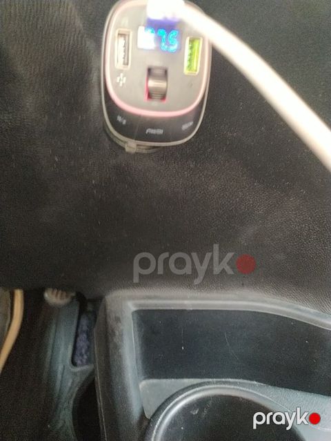 Avtomobil üçün FM transmitter və USB şarj cihazı. Cihaz avtomobilin