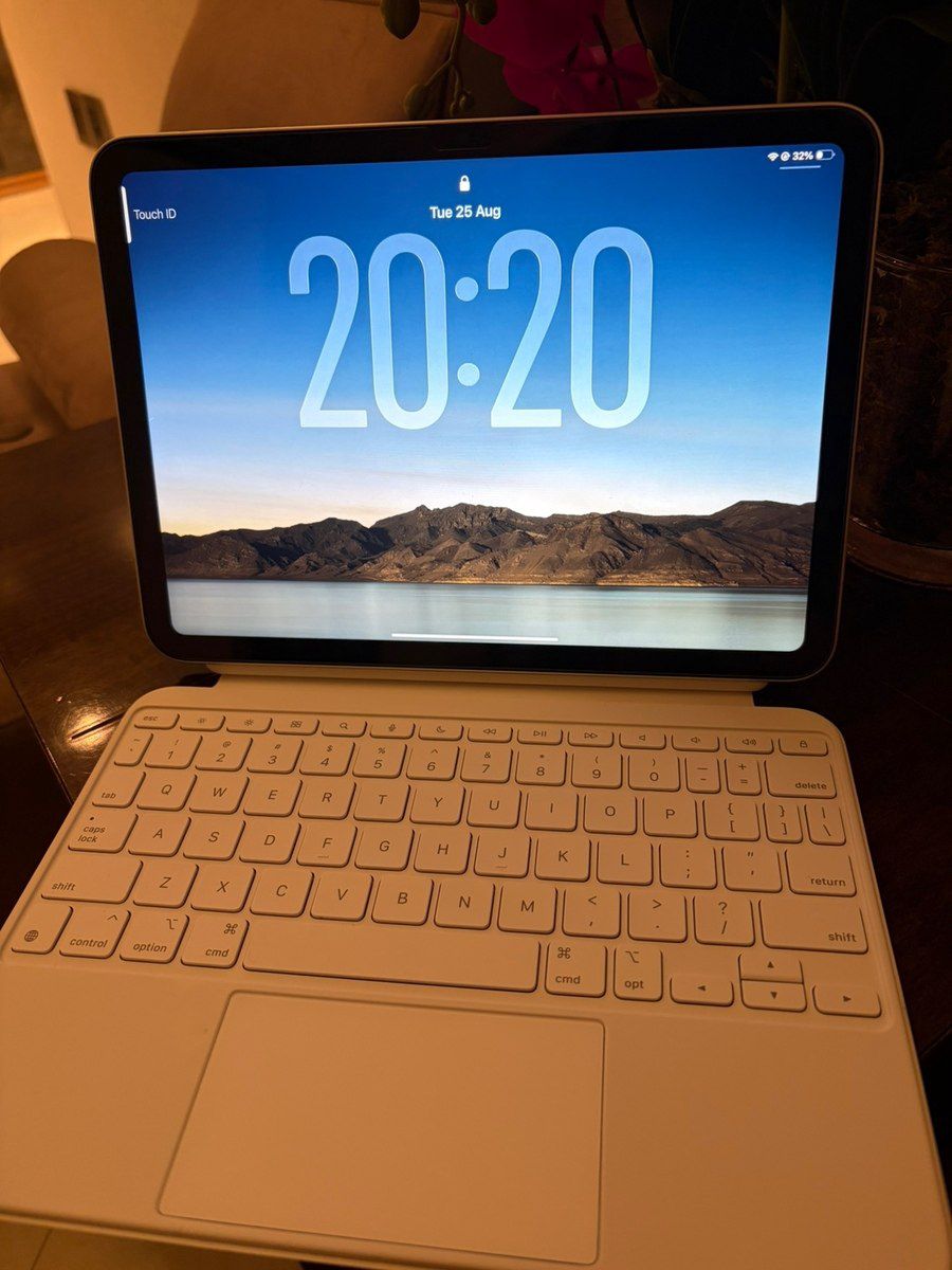Apple iPad A16 (Silver) + Folio Keyboard — Elektronika, Bakı (2)