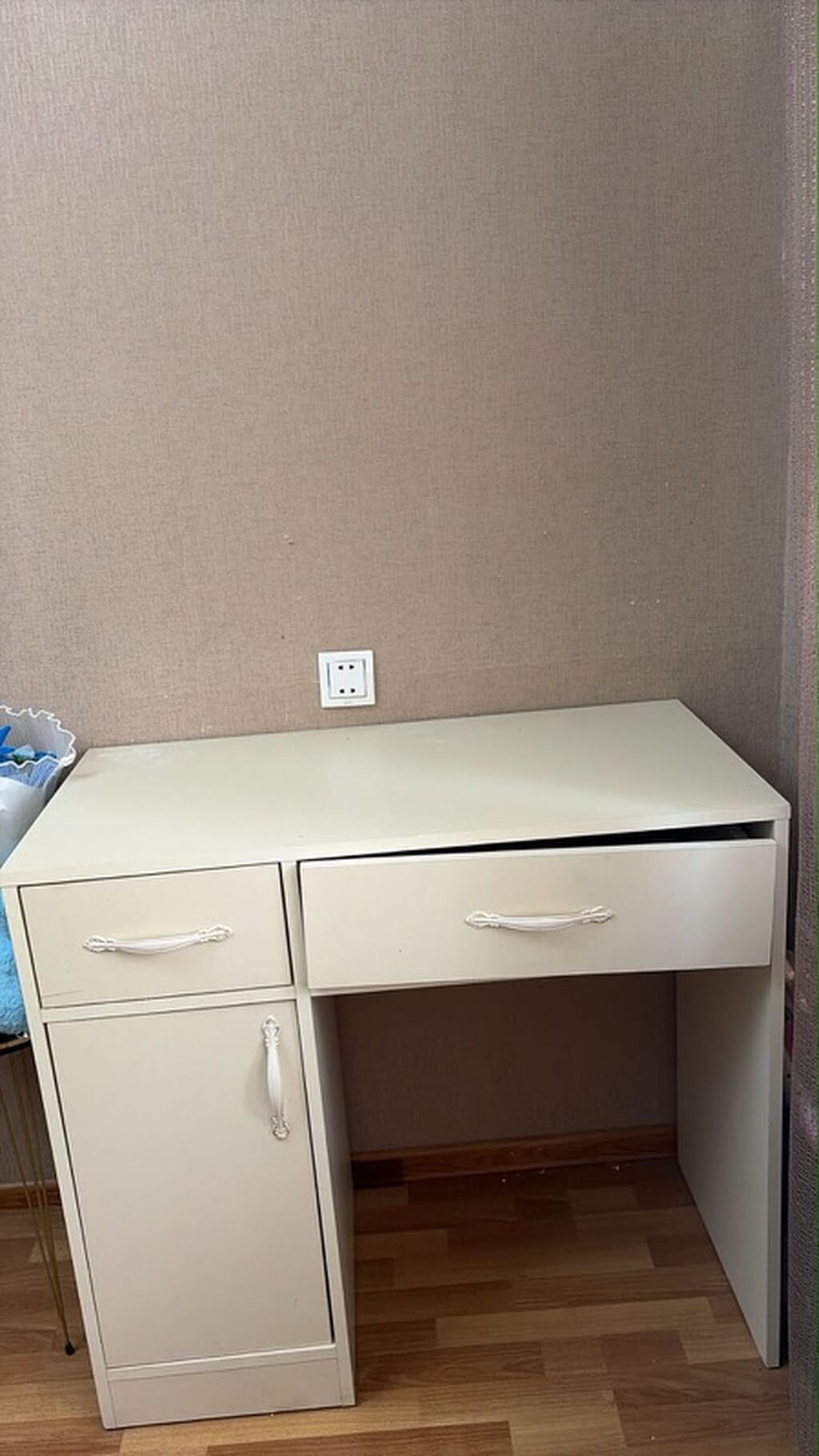 Açıq krem rəngli iş/oxu masası - Material: laminat/taxta əsaslı panel — Masalar, Bakı (2)