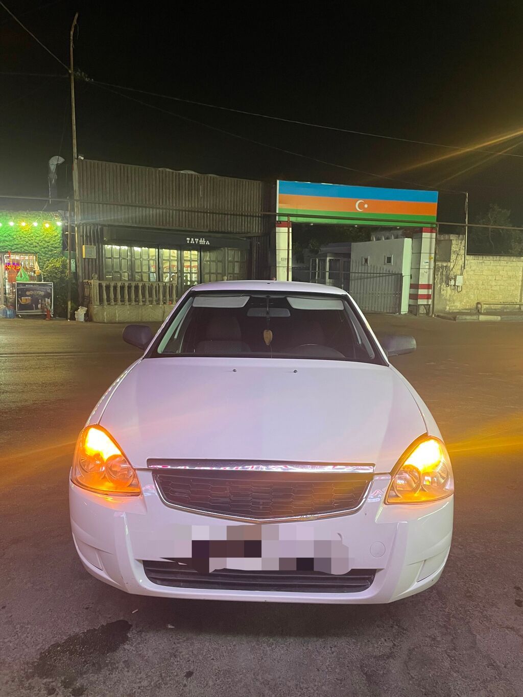 Ağ rəngli Lada Priora sedan. Avtomobilin кузов görnüşü sedan — Avto, Bakı (2)