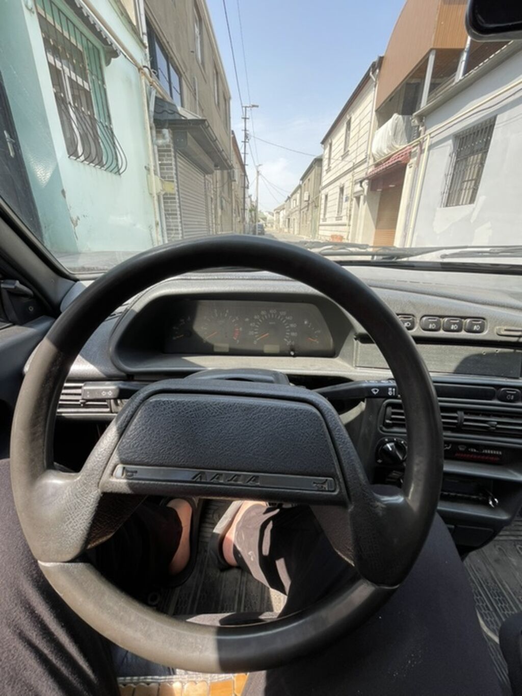 VAZ 2115 avtomobili, gümüşü rəngdə sedan kuzovlu modeldir. Şəkillərdə — Avto, Sumqayıt (4)
