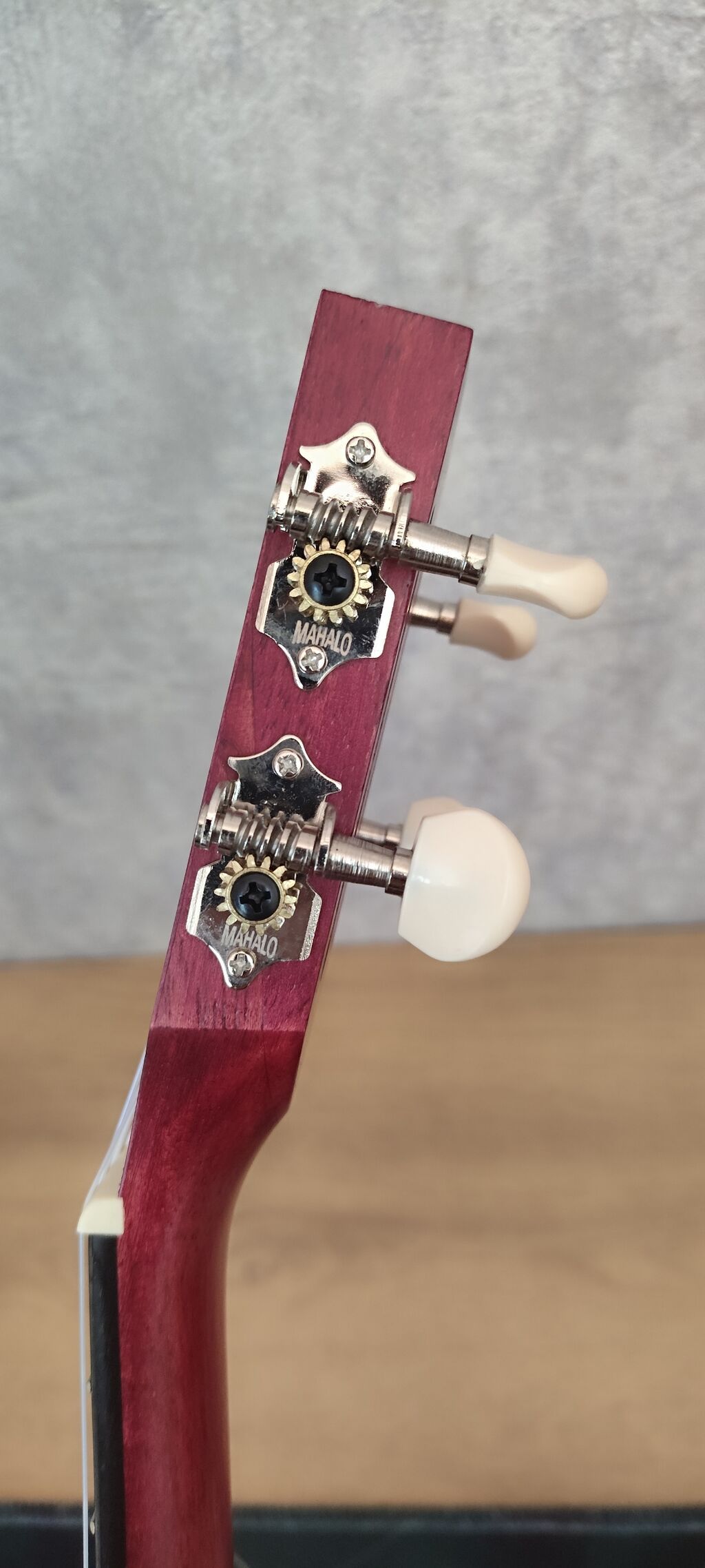 Mahalo ukulele təqdim olunur. Alət klassik başlıq quruluşuna malikdir — Musiqiə alətləri, Bakı (3)
