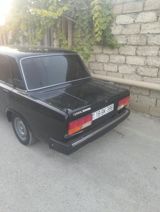 LADA 2107 sedan təqdim olunur. Avtomobil qara rəngdədir və klassik — Cars