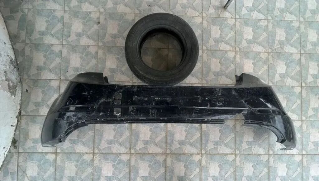 Avtomobil üçün arxa bufer satılır. Rəngi qara rəngdədir. Bufer — Ehtiyat hissələri, Bakı (2)