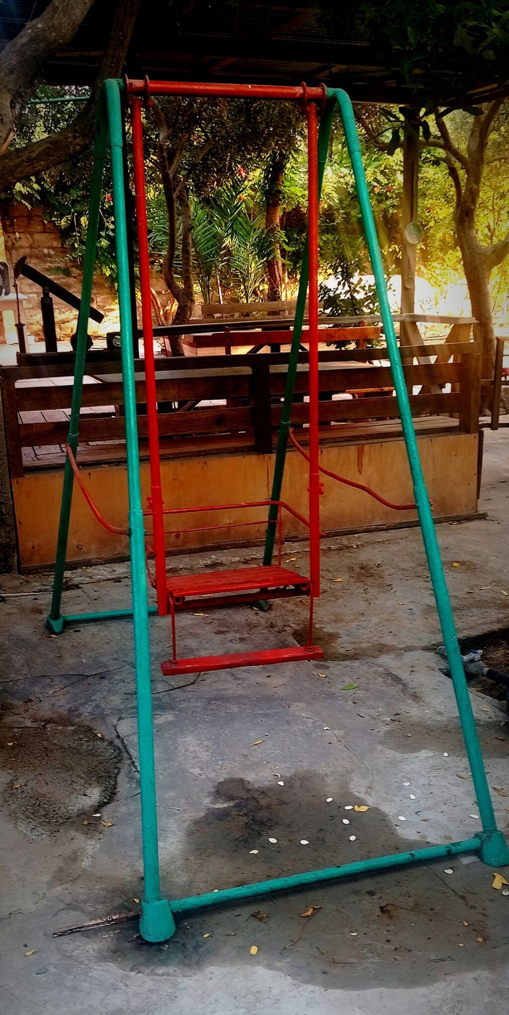 Uşaq üçün metal yelləncək. Möhkəm metal karkaslı konstruksiyaya — Mebel, Digah