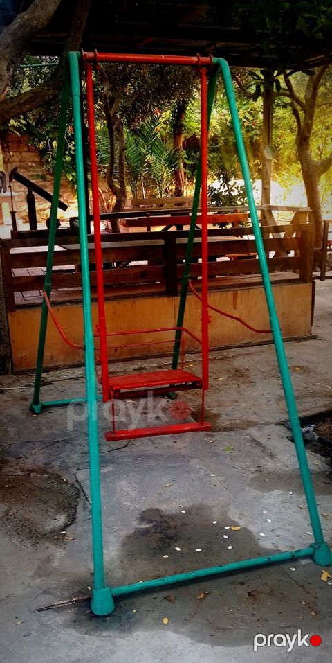 Uşaq üçün metal yelləncək. Möhkəm metal karkaslı konstruksiyaya