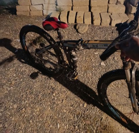 29 ölçülü dağ velosipedi. Şəkillərdə göründüyü kimi qara rəngli