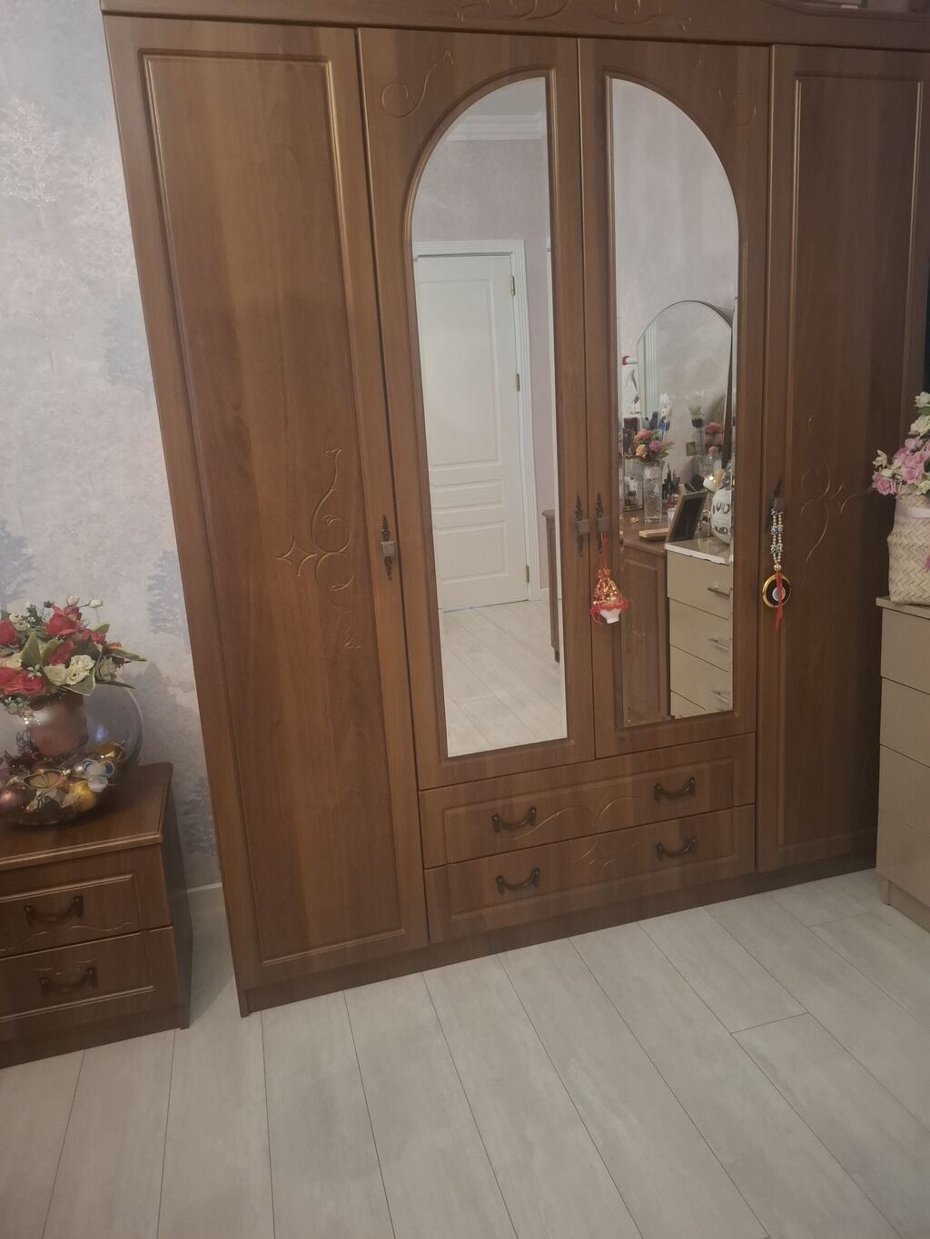 Yataq otağı mebel dəsti satılır. Dəstə şəkildə görünən əsas hissələr — Mebel, Bakı (2)