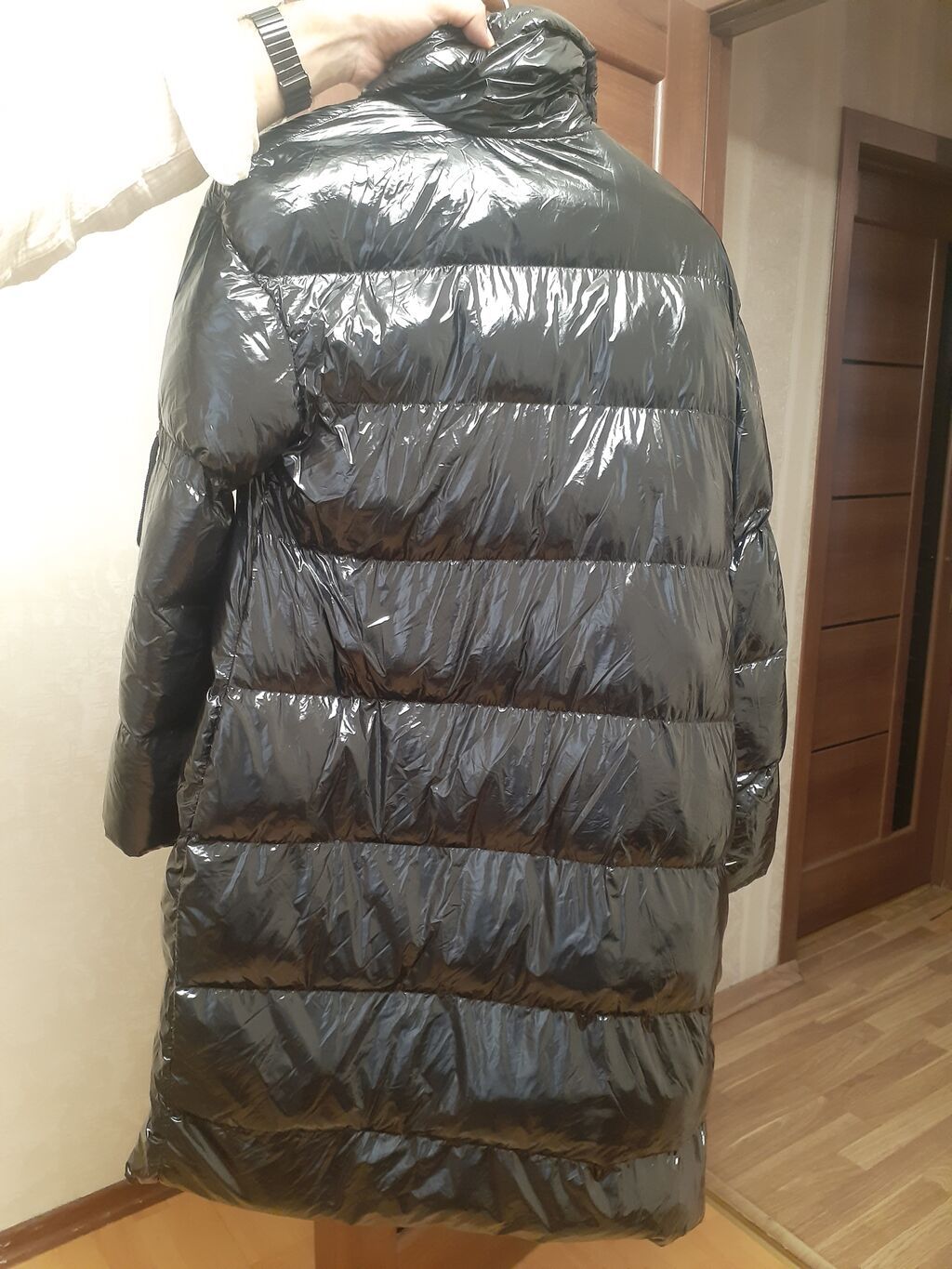 Qadın üçün uzun şişmə qış gödəkçəsi - Rəng: qara, parlaq (lak — Kurtkalar, Bakı (2)