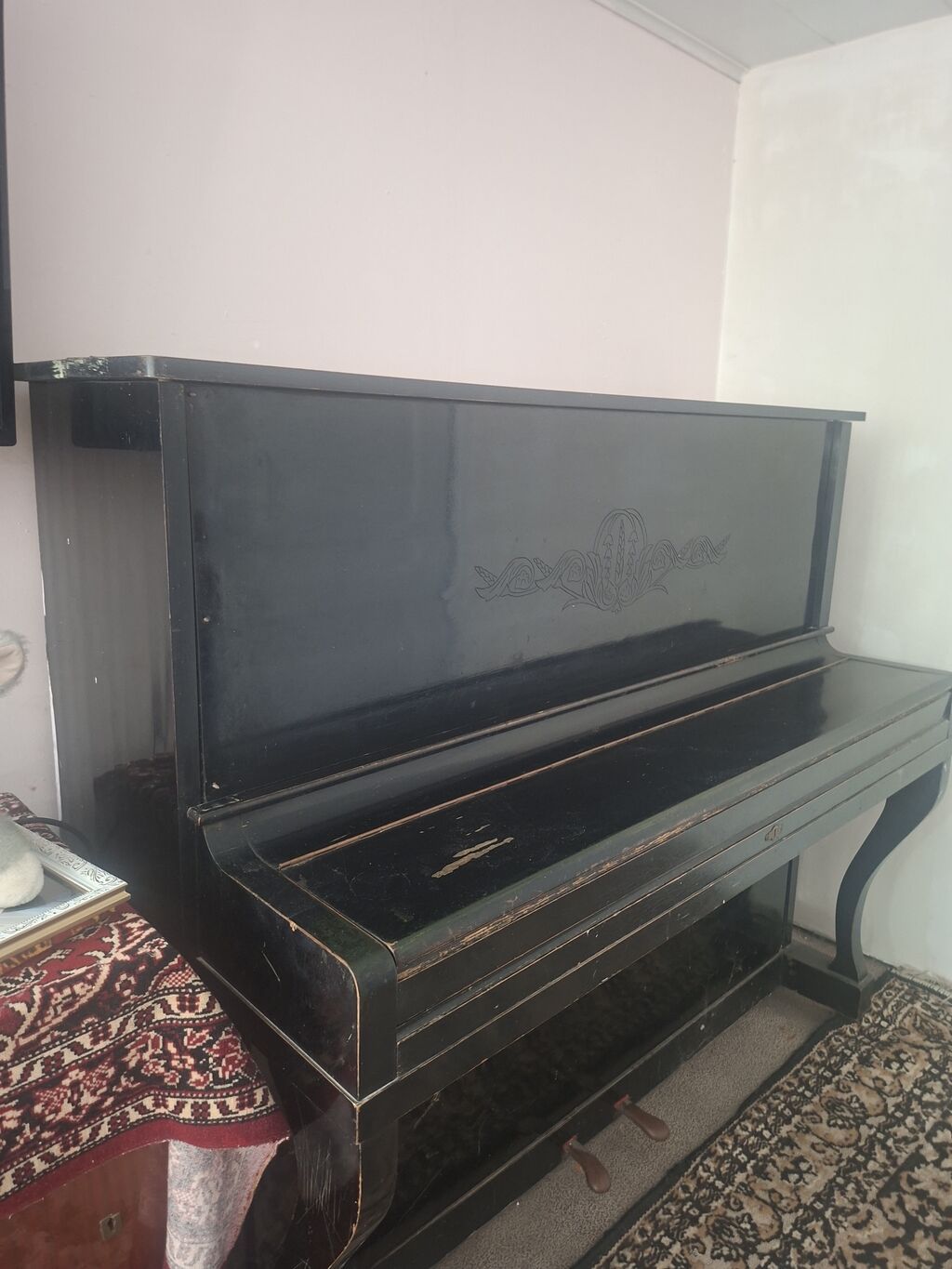 Qara rəngli, klassik üslubda akustik pianino. Korpus üzərində — Mallar, Digah (3)