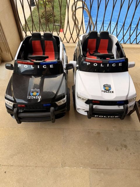 Uşaqlar üçün polis üslublu elektrikli mini avtomobil. Şəkillərdə — Children's transport