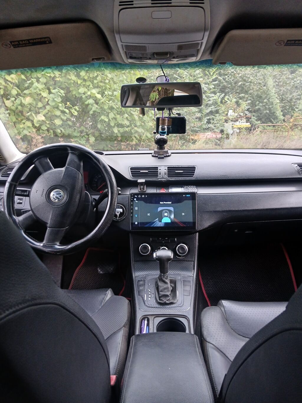 Volkswagen Passat sedan. Avtomobilin salonu qara rəngdədir və ön — Avto, Qusar (2)