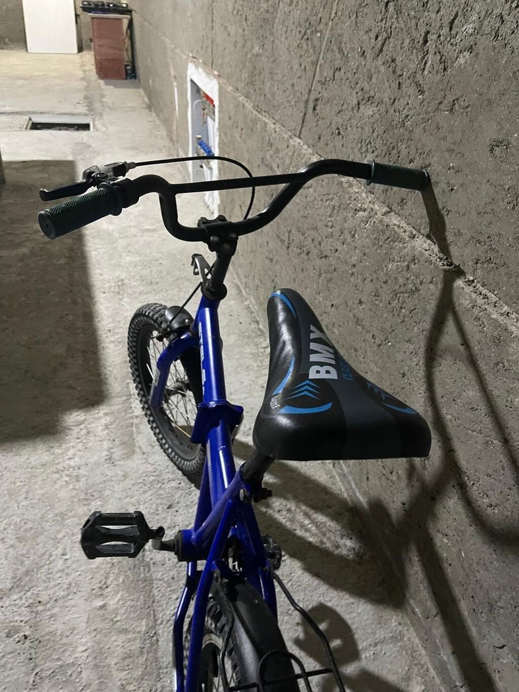 Mavi rəngli BMX tipli velosiped. Kompakt ölçülü çərçivəyə malikdir və — Velosipedlər, Masazır (3)