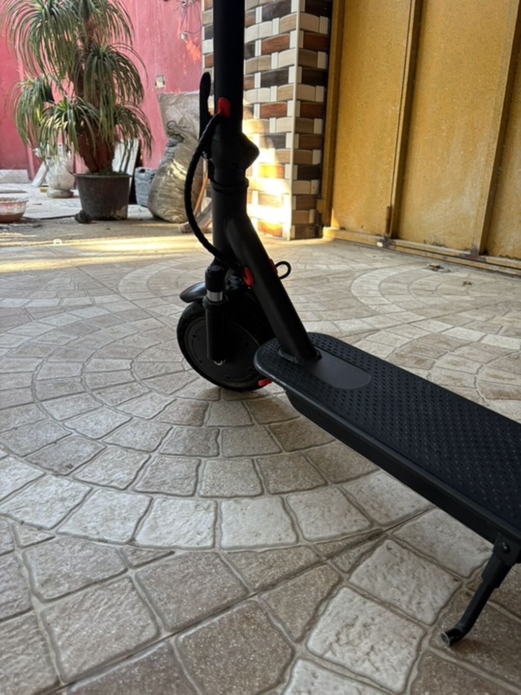 Qara rəngli elektrik skuter. Şəkildə yığcam və minimal dizayna malik — Mallar, Cəlilabad (4)