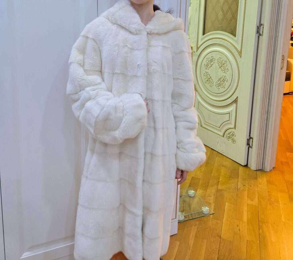 Ağ rəngli xəz şuba - Model: kapüşonlu, uzun kəsim (diz-altı) - Rəng — Şəxsi əşyalar, Bakı