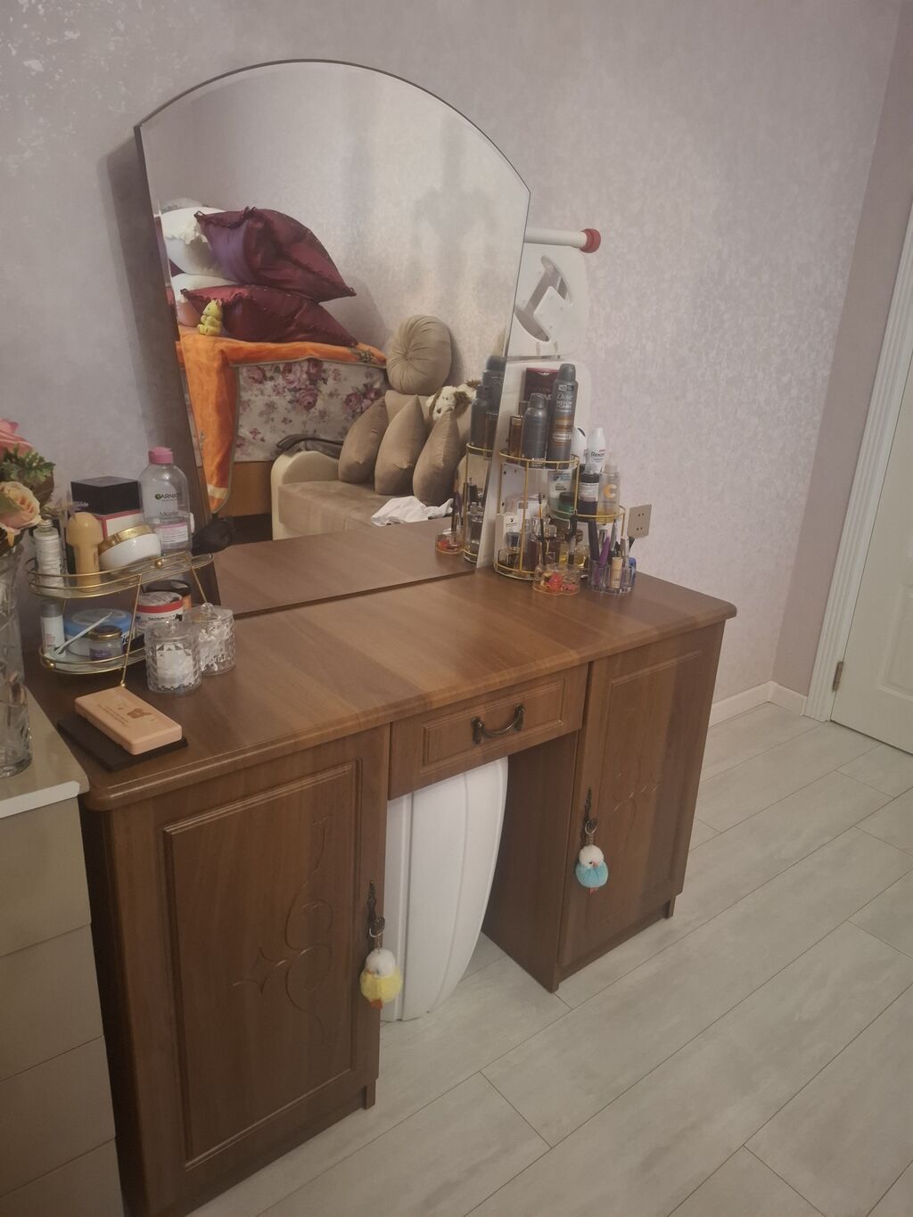 Yataq otağı mebel dəsti satılır. Dəstə şəkildə görünən əsas hissələr — Mebel, Bakı (3)