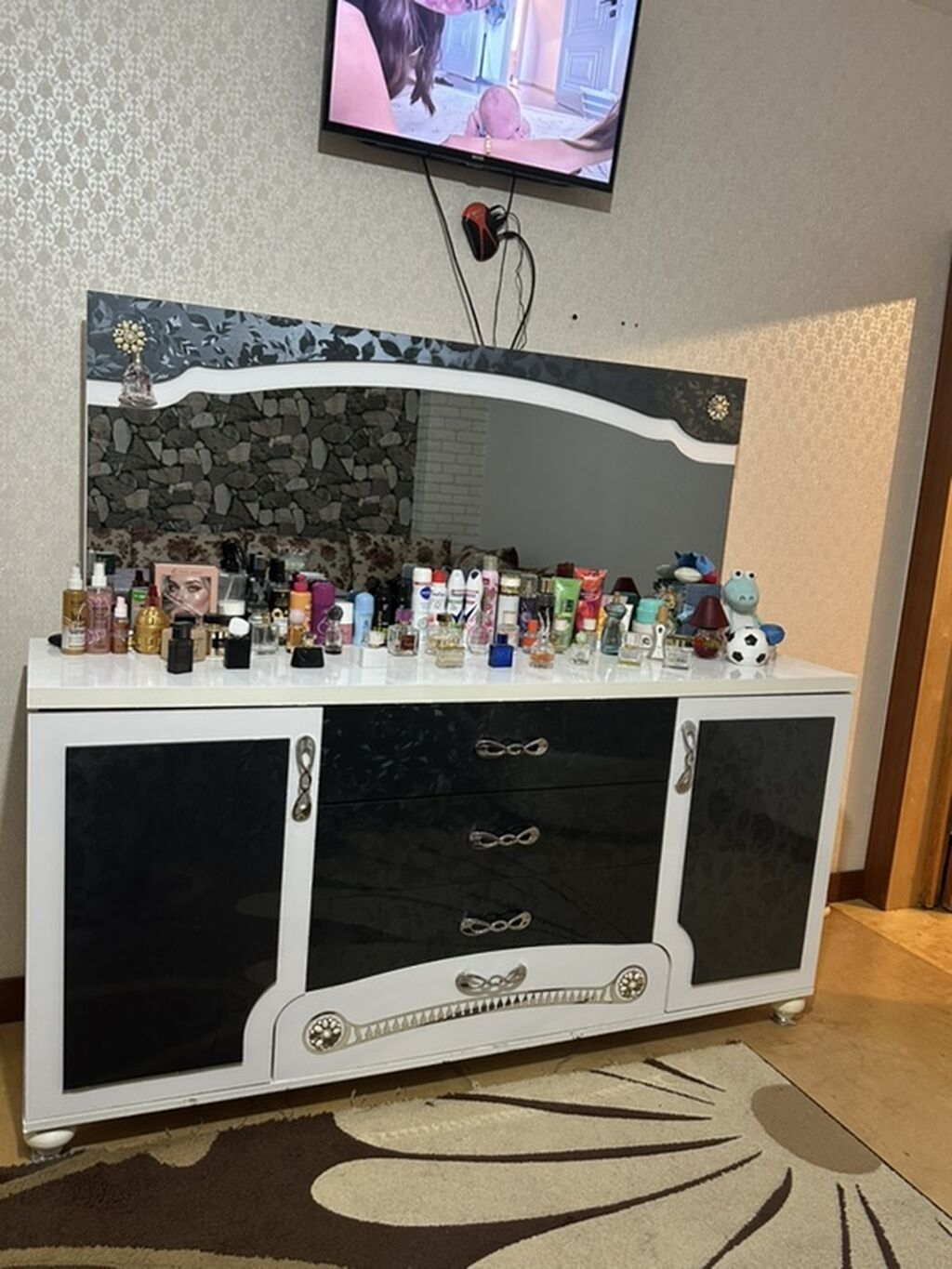 Qonaq otağı və ya yataq otağı üçün güzgülü komod təqdim olunur. Model — Mebel, Saray (2)