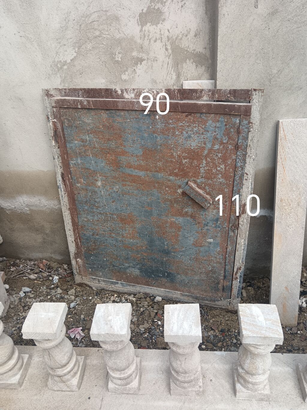Metal qapı satılır. Ölçüləri şəkildə qeyd olunub: - En: 90 sm - — Mallar, Bakı