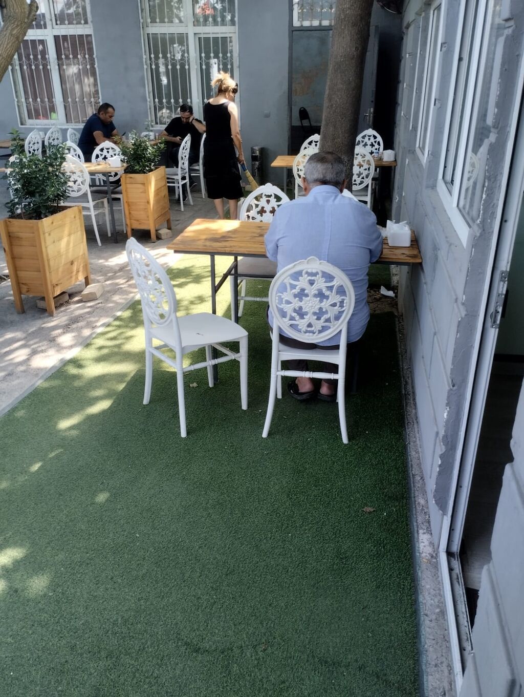 Açıq və qapalı oturma sahəsi olan kiçik iaşə məkanı.Satram biznes kimi — Daşınmaz əmlak, Xırdalan (2)