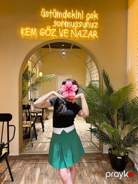 Yaşıl pliseli ətək - Alt: tünd yaşıl rəngdə, incə şaquli zolaqlı — Bakı