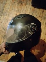 Motosiklet üçün dəbilqə və çatdırılma çantası dəsti. Dəstə şəkildə — Cars