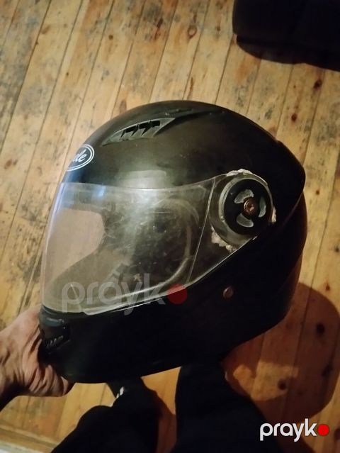 Motosiklet üçün dəbilqə və çatdırılma çantası dəsti. Dəstə şəkildə