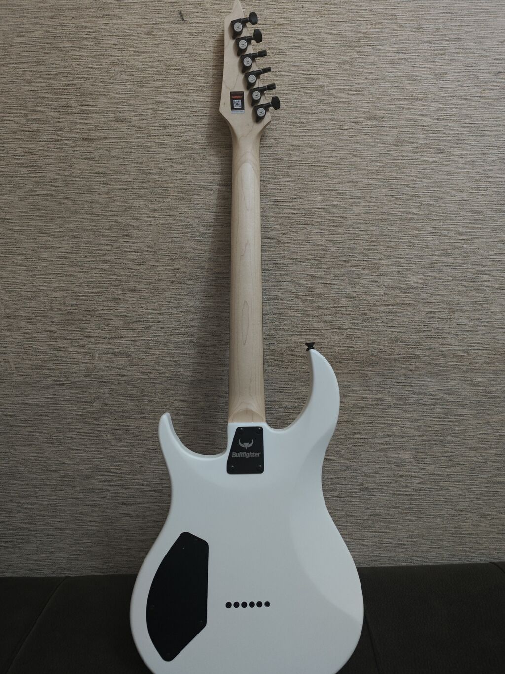 Ağ rəngli elektrik gitara komplekti təqdim olunur. Dəstə şəkildə — Mallar, Bakı