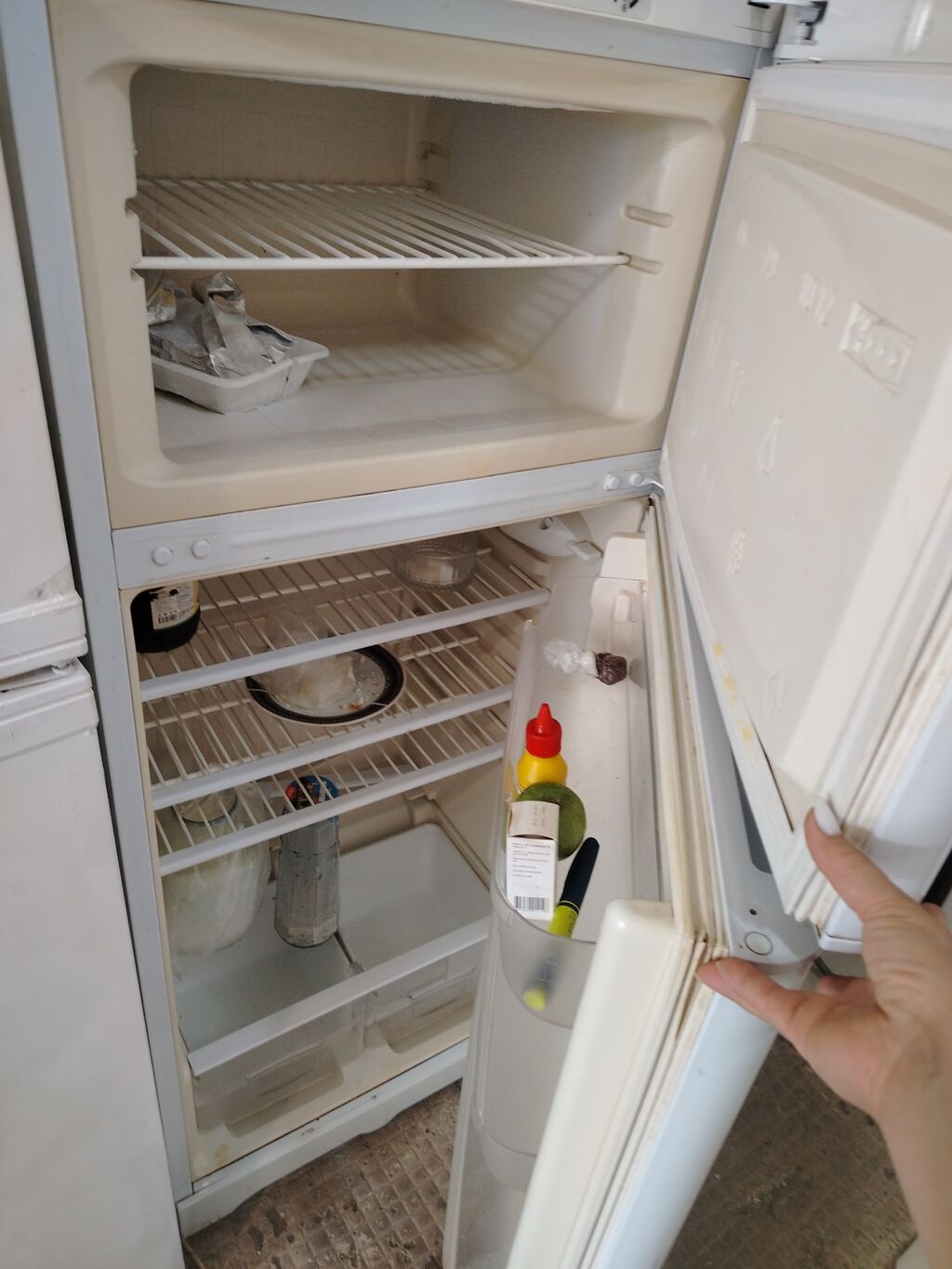 Indesit markalı ikiqapılı soyuducu. Ağ rəngdədir, yuxarıda dondurucu — Soyuducular, Bakı (2)