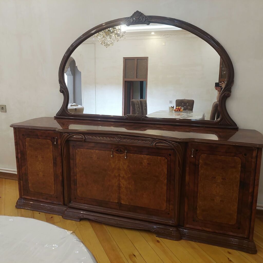 Qonaq otağı üçün klassik üslubda mebel dəsti təqdim olunur. Dəstə — Mebel, Gəncə