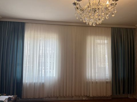 Mavi tonlu qalın pərdələr və ağ tül dəsti - Üçqat kompozisiya: yandan