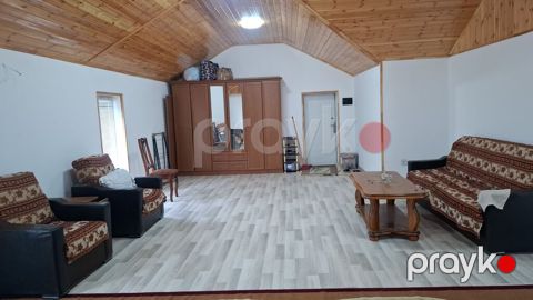 Geniş və işıqlı mənzil – ağac tavanlı interyer və rahat mebel dəsti