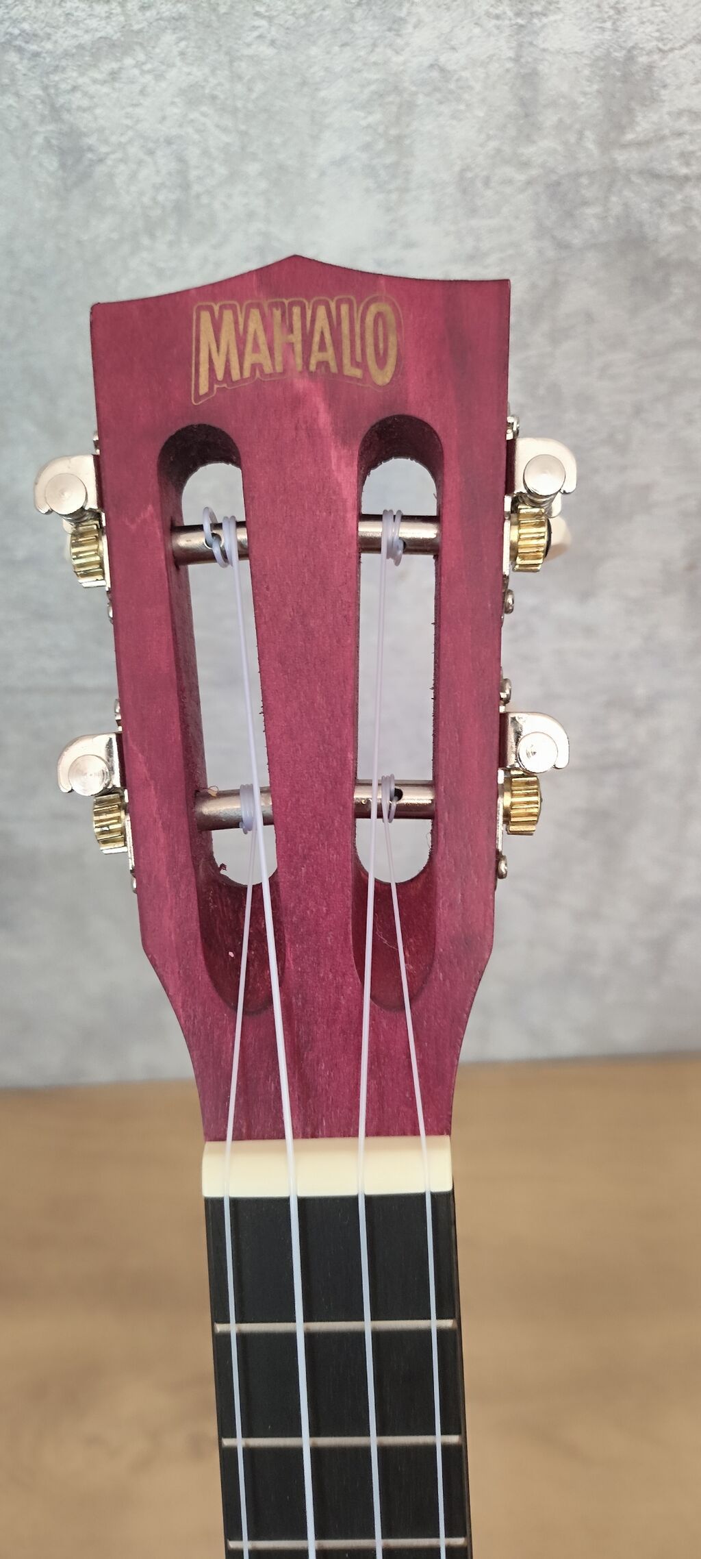 Mahalo ukulele təqdim olunur. Alət klassik başlıq quruluşuna malikdir — Musiqiə alətləri, Bakı (2)