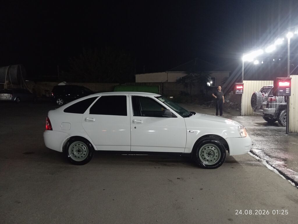 Ağ rəngli Lada Priora sedan. Avtomobilin кузов görnüşü sedan — Avto, Bakı (4)