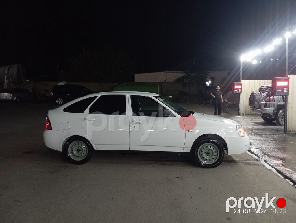Ağ rəngli Lada Priora sedan. Avtomobilin кузов görnüşü sedan — Avto, Bakı (4)