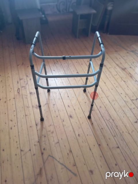 Tənzimlənən hündürlüklü gəzinti aparatı (walker). Yüngül metal