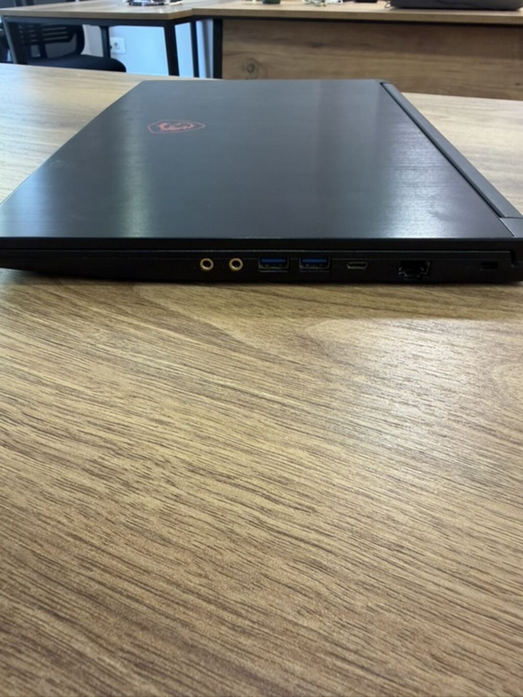 MSI gaming noutbuk Qara rəngli, qırmızı detallı dizayna sahib MSI — MSI, Bakı (6)