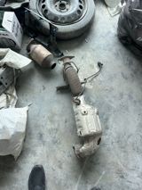 Avtomobil üçün egzoz sistemi hissələri satılır. Şəkillərdə — Cars