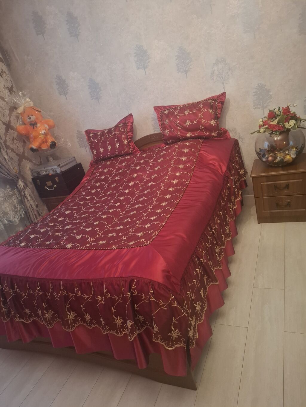 Yataq otağı mebel dəsti satılır. Dəstə şəkildə görünən əsas hissələr — Mebel, Bakı