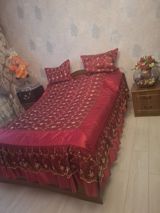 Yataq otağı mebel dəsti satılır. Dəstə şəkildə görünən əsas hissələr — Mebel