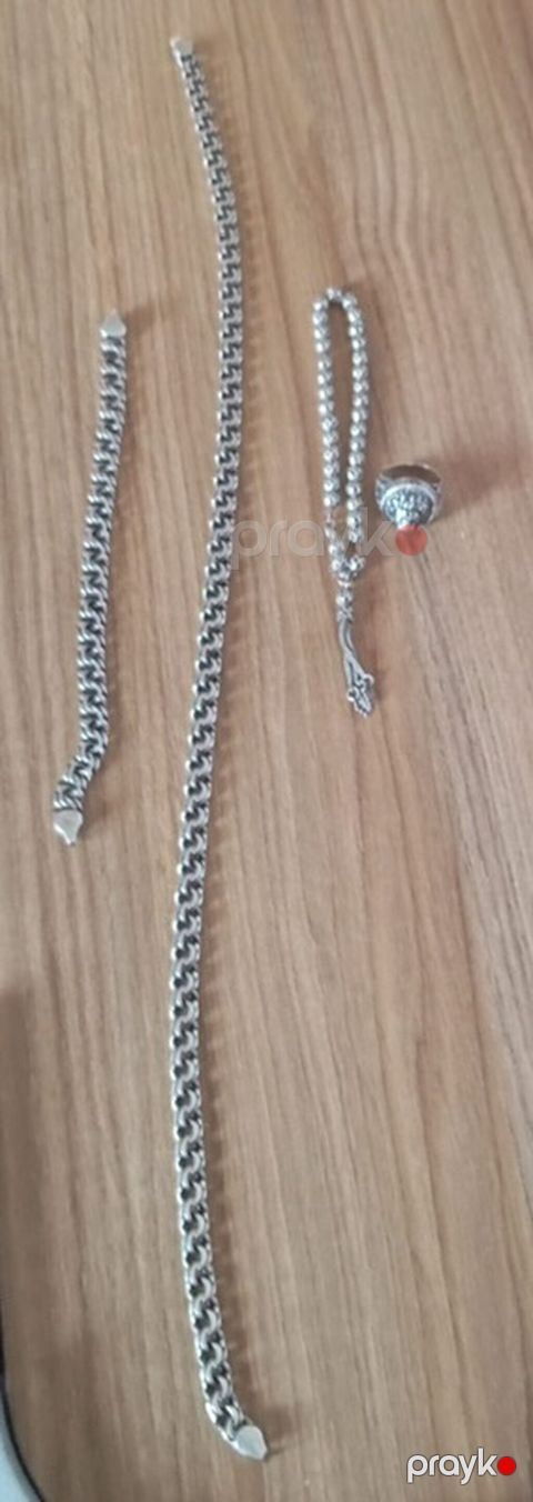 Gümüşü rəngli aksesuar dəsti təqdim olunur. Dəstə iri həlqəli zəncir