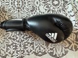 Adidas markalı, qara rəngdə tam dəri boks əlcəkləri satılır. Tam — İdman, hobbi, istirahət