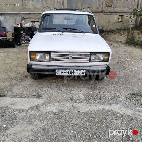 Lada 2104 universal, ağ rəng. - Kuzov: 5 qapılı universal gövdə, iri